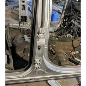 Стойка кузова центральная правая Jeep Compass 11-16 USA 68001970AF 68001970AD 68001970AC купить на разборке в Киеве в Одессе в Виннице отправляем в другие города