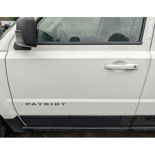 Дверь передняя левая белая голая Jeep Patriot 11-17 USA 068079391AD, 68079391AD купить на разборке в Киеве в Одессе отправляем в другие города