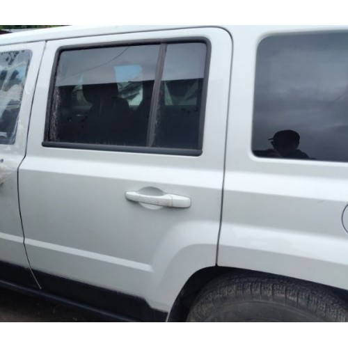 Стекло двери треугольник с уплотнителем зад лев Jeep Patriot 11-17 USA купить на разборке в Киеве в Виннице в Одессе 05067773AD, 5067773AD
