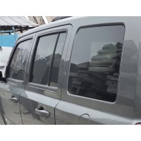 Стекло багажника заднее левое глухое Jeep Patriot 11-17 USA 068003727AB 68003727AB купить на разборке в Киеве в Виннице в Одессе отправляем в другие города