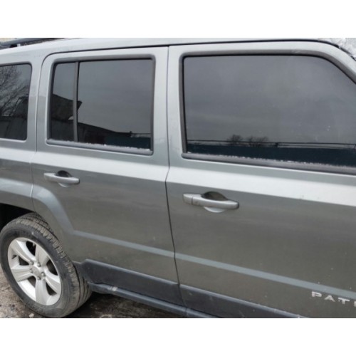 Молдинг дверь стекло центральный зад правый Jeep Patriot 11-17 USA 05067752AB, 5067752AB купить на разборке в Киеве в Одессе в Виннице