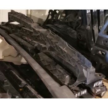 Крепление заднего бампера центральное VW Passat B7 usa 561807863A 561-807-863-A купить на разборке в Киеве в Одессе в Виннице отправляем в другие города