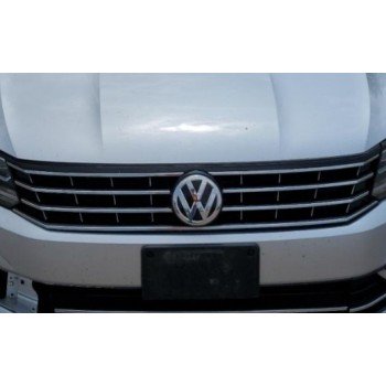 Решетка радиатора grill со значком VW Passat b8 16-19 NMS USA 561853651FOQE 561-853-651-F-OQE купить на разборке в Киеве в Одессе в Виннице отправляем в другие города