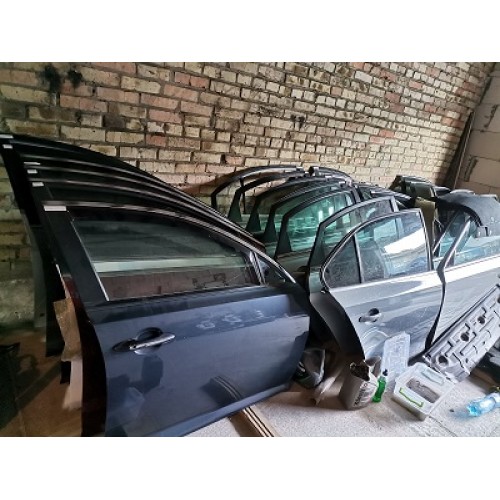 Дверь передняя правая синяя LH5X голая VW Passat B7 USA 561831056G, 561-831-056-G купить на разборке в Киеве в Одессе в Виннице