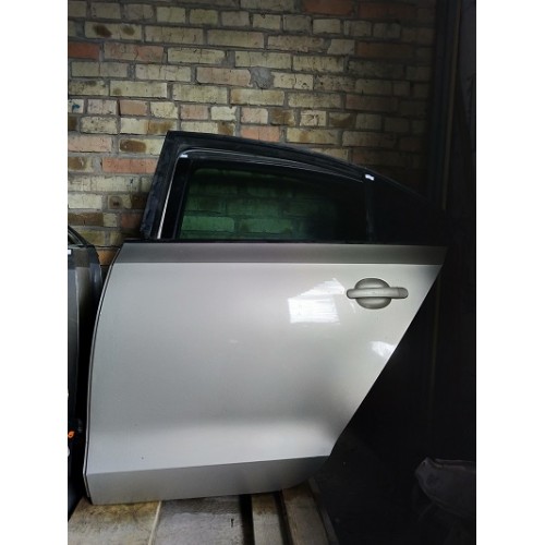 Дверь задняя левая серебро LA7W голая VW Passat B7 USA 561833055C, 561-833-055-C купить на разборке в Киеве в Одессе в Виннице