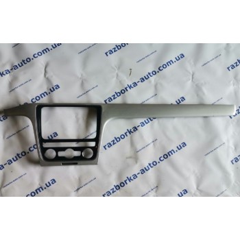 Накладка торпеды центр декор под алюминий VW Passat b7 USA 11-15 NMS 561858336 561-858-336 купить на разборке в Киеве в Одессе в Виннице отправляем в другие города