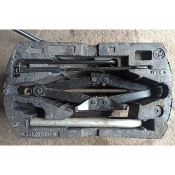 Органайзер в запасное колесо инструмент домкрат VW Passat b7 b8 11-17 USA 561012115а 561-012-115-а купить на разборке в Киеве в Одессе в Виннице отправляем в другие города Органайзер в запасное колесо инструмент домкрат VW Passat b7 b8 11-17 USA 561012115а 561-012-115-а купить на разборке в Киеве в Одессе в Виннице отправляем в другие города